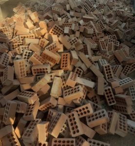 آجر سفال قرمز کرمان معمولاً این‌طور ساخته می‌شود: